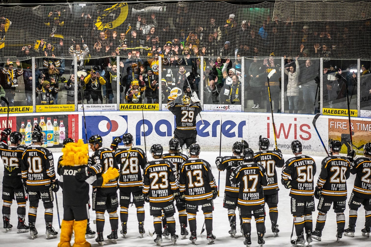 Der EV Füssen feiert durch ein 3:1 gegen den SCR die Pre-Playoff Qualifikation