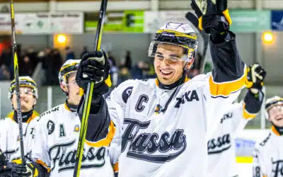 Topscorer Julian Straub bleibt in der Heimat